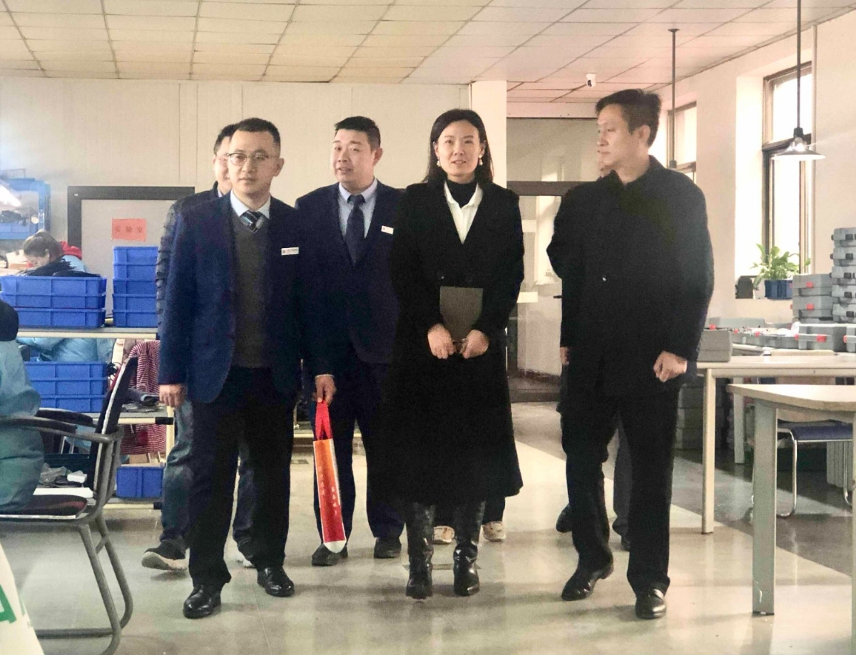 濟(jì)寧國家高新區(qū)蓼河智能產(chǎn)業(yè)園攜市農(nóng)商行、高新電視臺領(lǐng)導(dǎo)一行蒞臨科電儀器考察調(diào)研